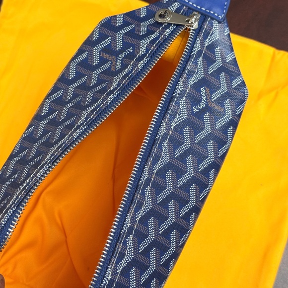 Goyard Navy and White Cosmetic Case - Picture 4 of 8